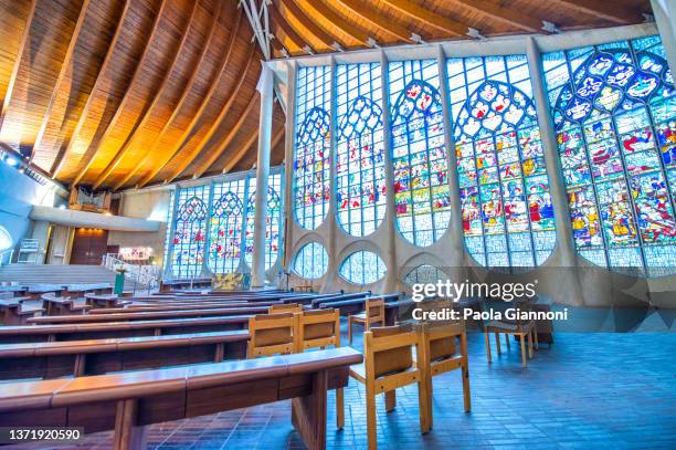 interior of sainte jeanne d'arc church in the center of rouen, normandy. - rouen 個照片及圖片檔