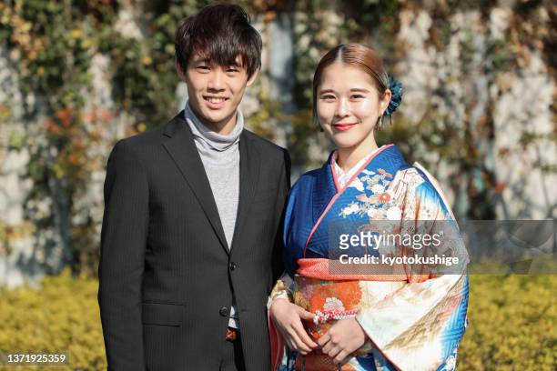 portrait of young japanese couple at seijin no hi - seijin no hi stock pictures, royalty-free photos & images