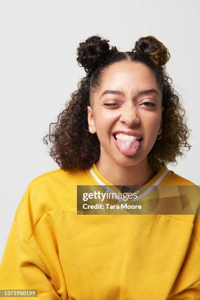 person poking tongue out to camera - tong uitsteken stockfoto's en -beelden