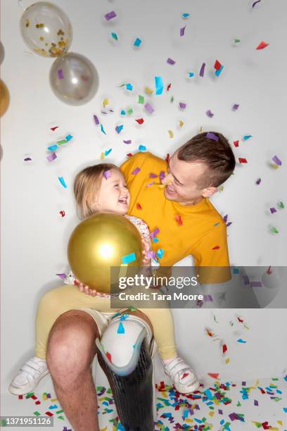 father and daughter celebrating - child balloon studio photos et images de collection