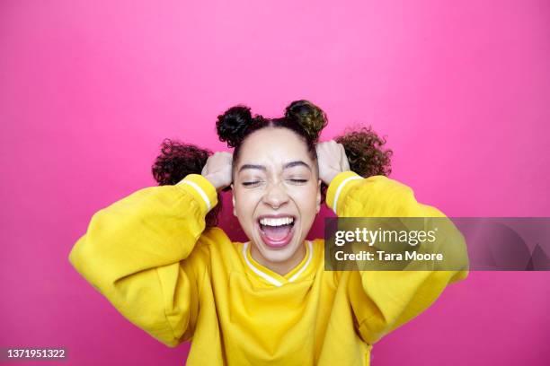 person laughing and shouting with hands on hair - geöffneter mund stock-fotos und bilder