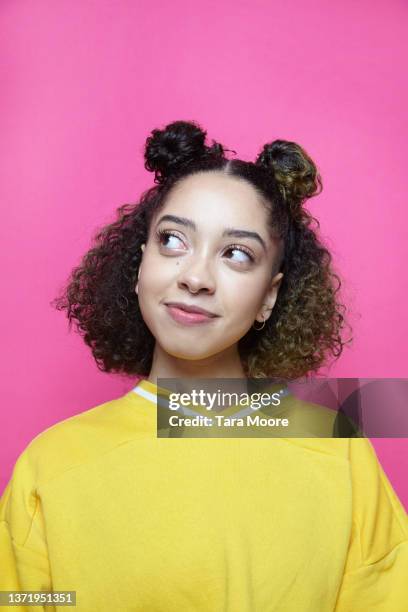 person looking sideways - seitenblick stock-fotos und bilder