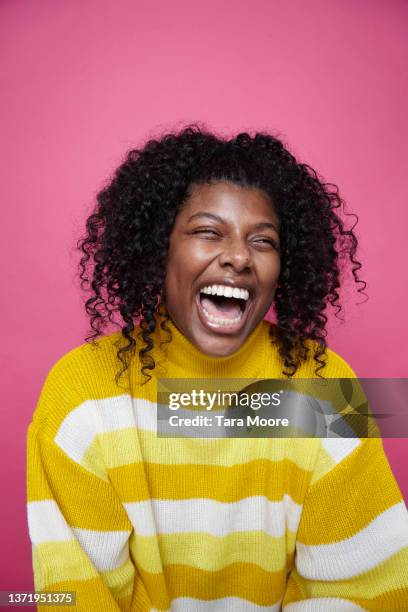 beautiful woman laughing - regard de côté studio photos et images de collection
