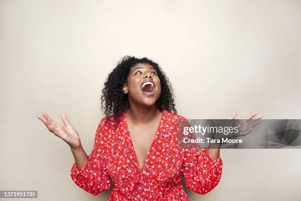 woman looking up to sky in surprise - surprised face stockfoto's en -beelden