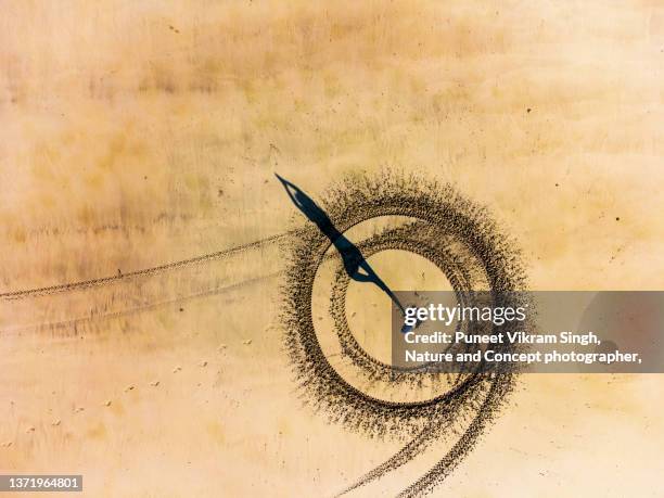 shadow of  a young woman doing surya namaskar - zahl 9 stock-fotos und bilder