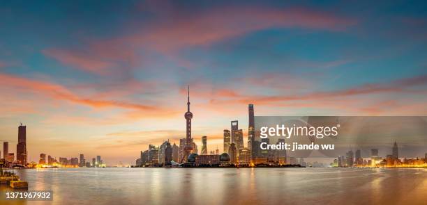 the morning glow is reflected all over the sky, in lujiazui, shanghai, china - rivière huangpu photos et images de collection