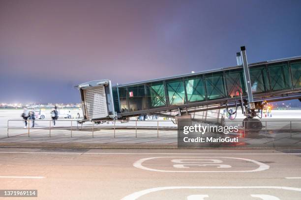 Passenger boarding bridge in an airport 이미지 (1371969114) - 게티이미지뱅크