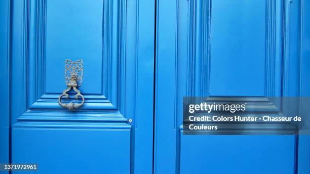 retro style and clean blue door in paris - door knocker stock pictures, royalty-free photos & images