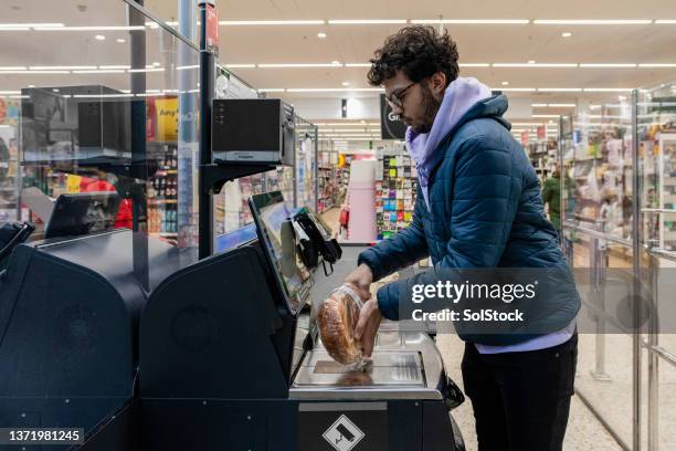 self service checkout - zelfscankassa stockfoto's en -beelden