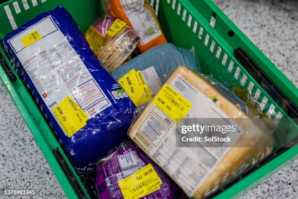 precio de los productos marcado a la baja - comida básica fotografías e imágenes de stock