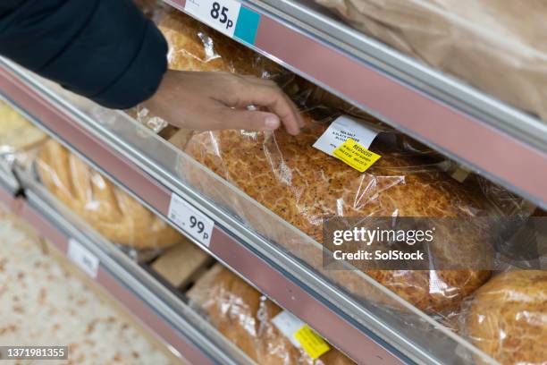 picking up some bread - supermarket bread stockfoto's en -beelden