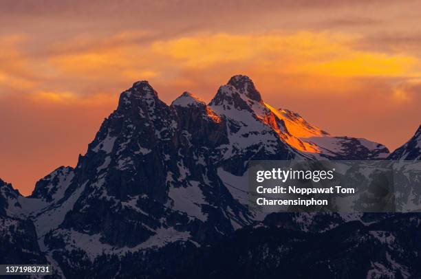 grand teton range sunset - grand teton national park - jackson - wyoming - usa - snake river stock-fotos und bilder