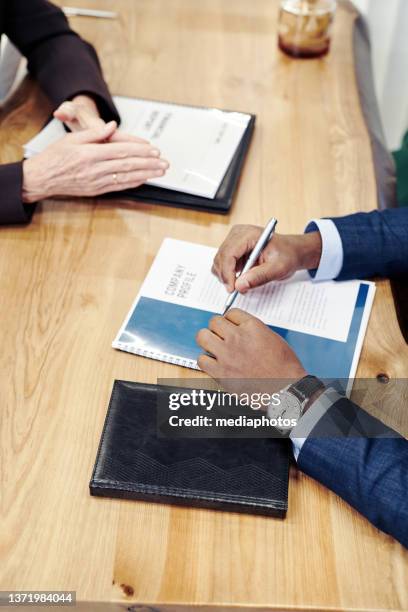 avvocati che discutono le leggi durante la riunione - legislation foto e immagini stock