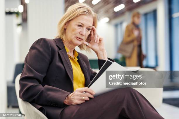 lawyer examining documents before the court - legislation stockfoto's en -beelden