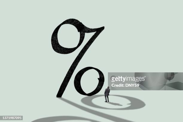 大きなパーセンテージサインの影で男のスタニング - interest rate ストックフォトと画像