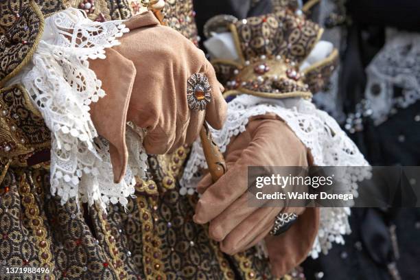 the hands of the masks at the venice carnival - italian carnival stockfoto's en -beelden