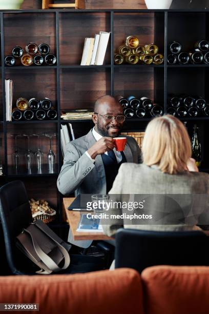 business people drinking coffee at restaurant - mediaphotos stock pictures, royalty-free photos & images