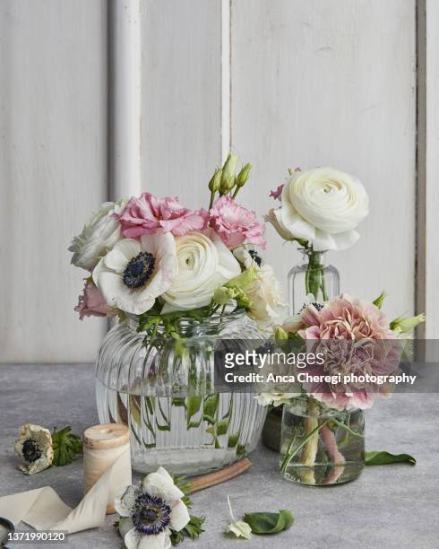 vases with flowers - lisianthus flowers in glass vases stock-fotos und bilder