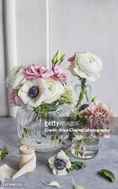 vases with flowers - lisianthus flowers in glass vases stock-fotos und bilder