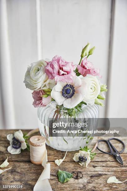 flower bouquet - lisianthus flowers in glass vases stock-fotos und bilder