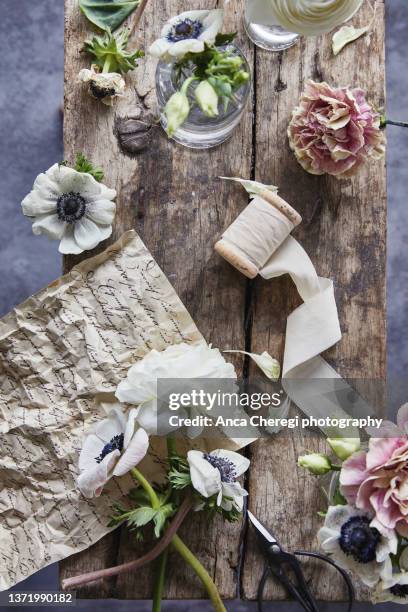 romantic flowers and letter flat lay - lisianthus flowers in glass vases stock-fotos und bilder