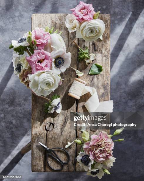 florist table - lisianthus flowers in glass vases stock-fotos und bilder