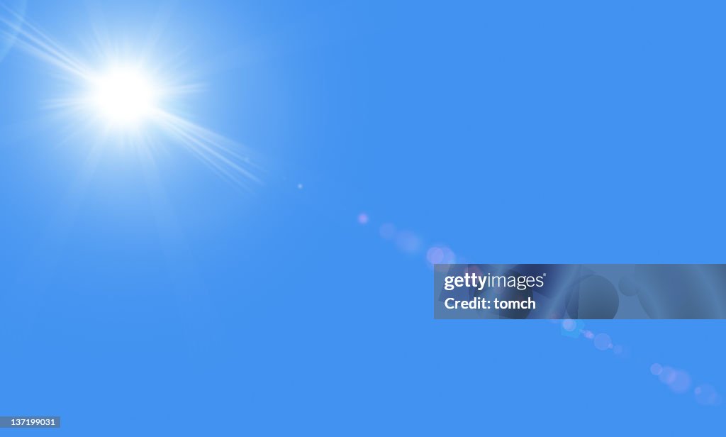 Sol no céu azul com lensflare