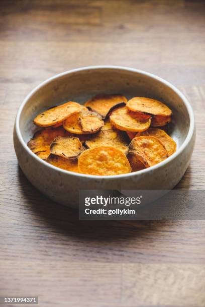 gesunde vegane snacks, schüssel mit hausgemachten süßkartoffelchips - baked sweet potato stock-fotos und bilder