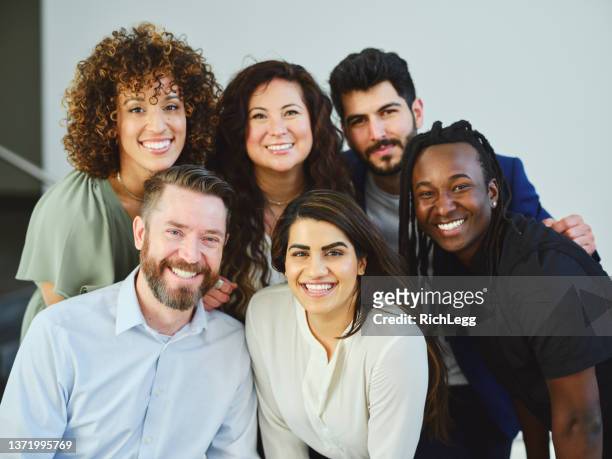 diverse friends - organized group photo 個照片及圖片檔