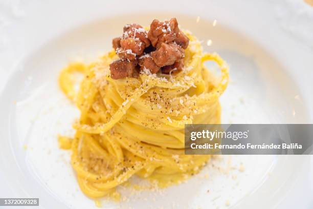 spaghetti carbonara - carbonara sauce stock pictures, royalty-free photos & images