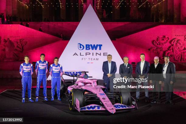 Alpine F1 team's drivers Oscar Piastri, Esteban Ocon and Fernando Alonso pose with Technical director Matt Harman, team's principal Otmar Szafnauer,...