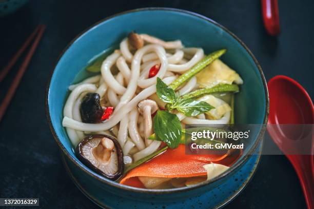 vegane udon-nudeln mit gemüse zubereiten - udon noodles stock-fotos und bilder