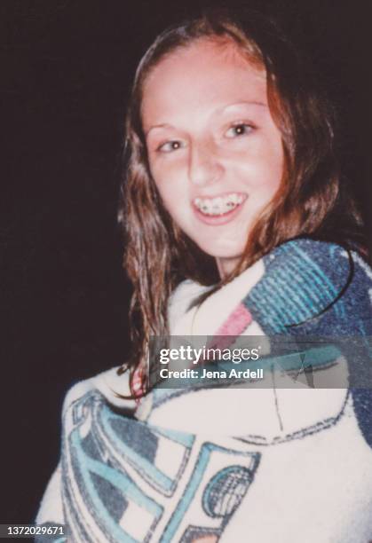 vintage candid portrait 1990s teen with braces smiling - nasses haar stock-fotos und bilder