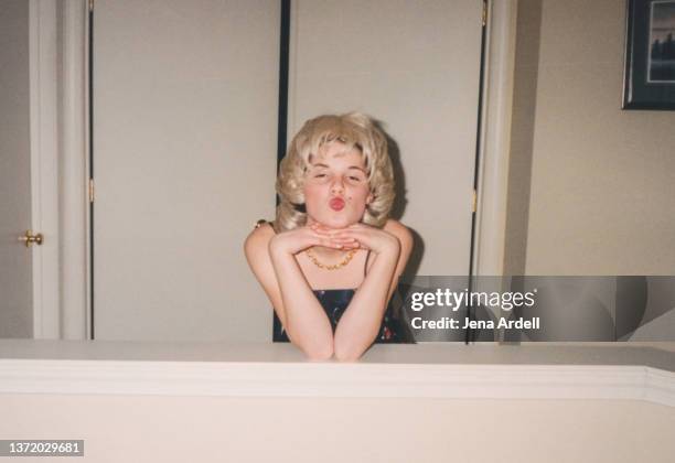 vintage 1990s halloween teenager dressed as hollywood movie star blowing kiss - 2000s style photos et images de collection