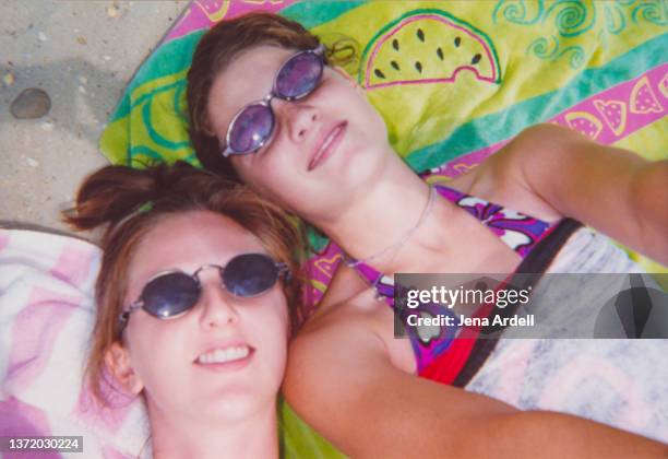 vintage friends, friendship: 1990s teenagers with 90s style sunglasses best friends - 2000 fashion stock pictures, royalty-free photos & images