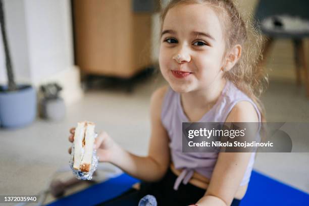 mama und tochter essen ein sandwich und treiben sport - atelier food stock-fotos und bilder