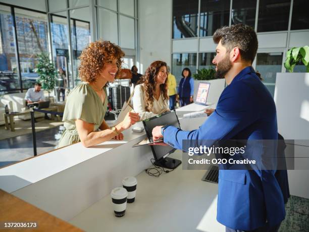 hall de l’hôtel avec employés et invités - réceptionniste photos et images de collection