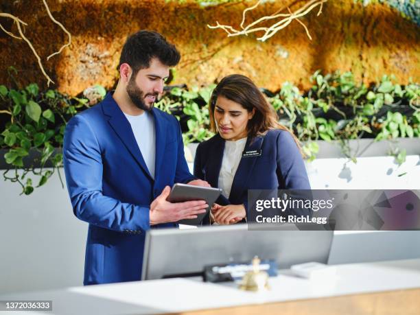 hotel employee - reception stockfoto's en -beelden