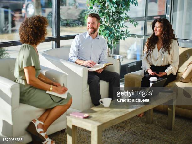 business people in a hotel lobby - hotellobby stock pictures, royalty-free photos & images