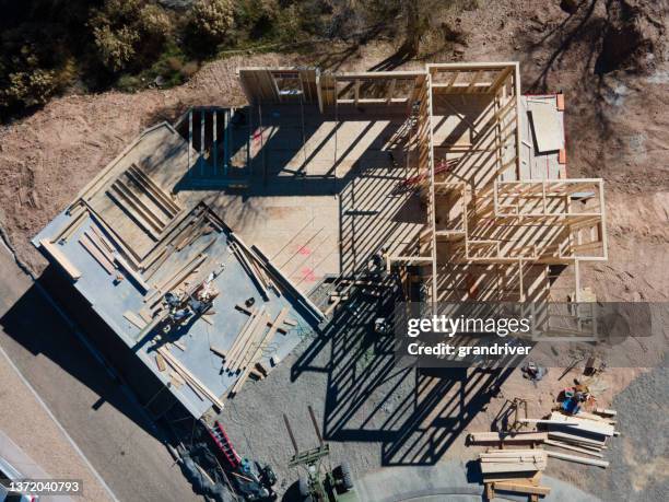 luftaufnahme einer hausbaustelle mit zimmermann, einrahmern beim bau von wänden in einer sackgasse - carry foundation stock-fotos und bilder