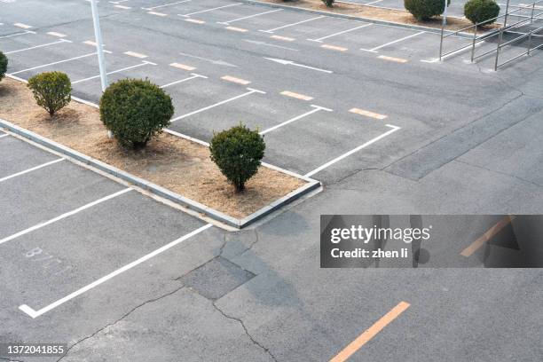 empty parking lot - parkplatz stock-fotos und bilder