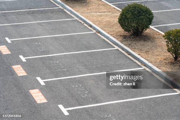 empty parking lot - straßenmarkierung stock-fotos und bilder