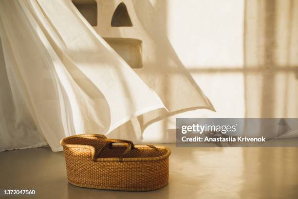 big beautiful straw wicker basket for a infant child. - empty crib foto e immagini stock
