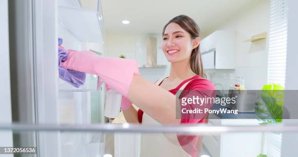 woman clean up empty fridge - clean house stockfoto's en -beelden