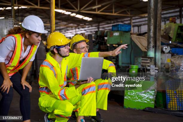 ouvriers à l’usine. - technicien-de-maintenance photos et images de collection