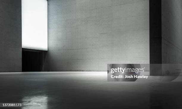 empty concrete wall background - museo interior fotografías e imágenes de stock