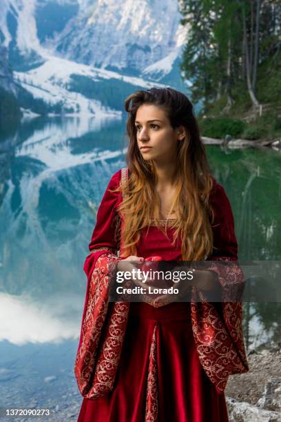 a beautiful brunette princess at a picturesque lake setting - 女英雄 個照片及圖片檔
