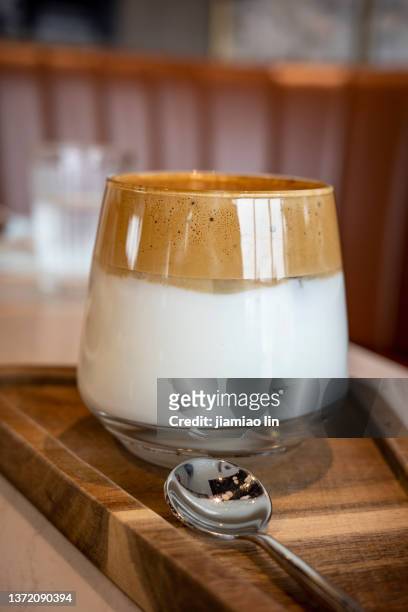 iced coffee on wooden tray - dalgona 個照片及圖片檔