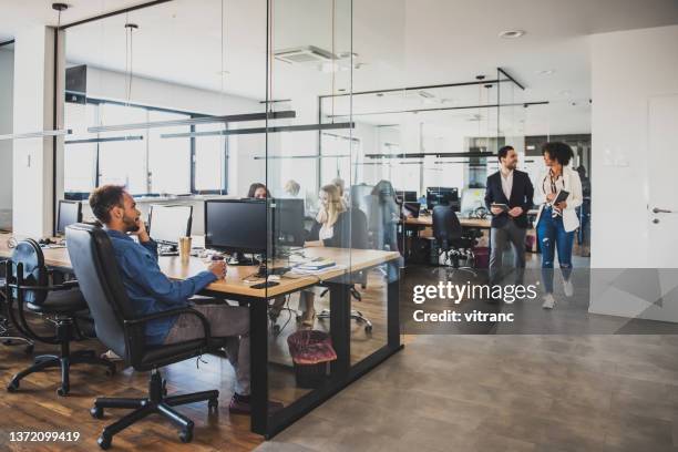 gruppe von geschäftskollegen, die im büro arbeiten - office cubicle stock-fotos und bilder