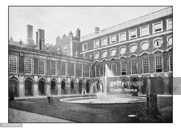 antike londoner fotografien: hampton court palace, fountain court - hampton court stock-grafiken, -clipart, -cartoons und -symbole